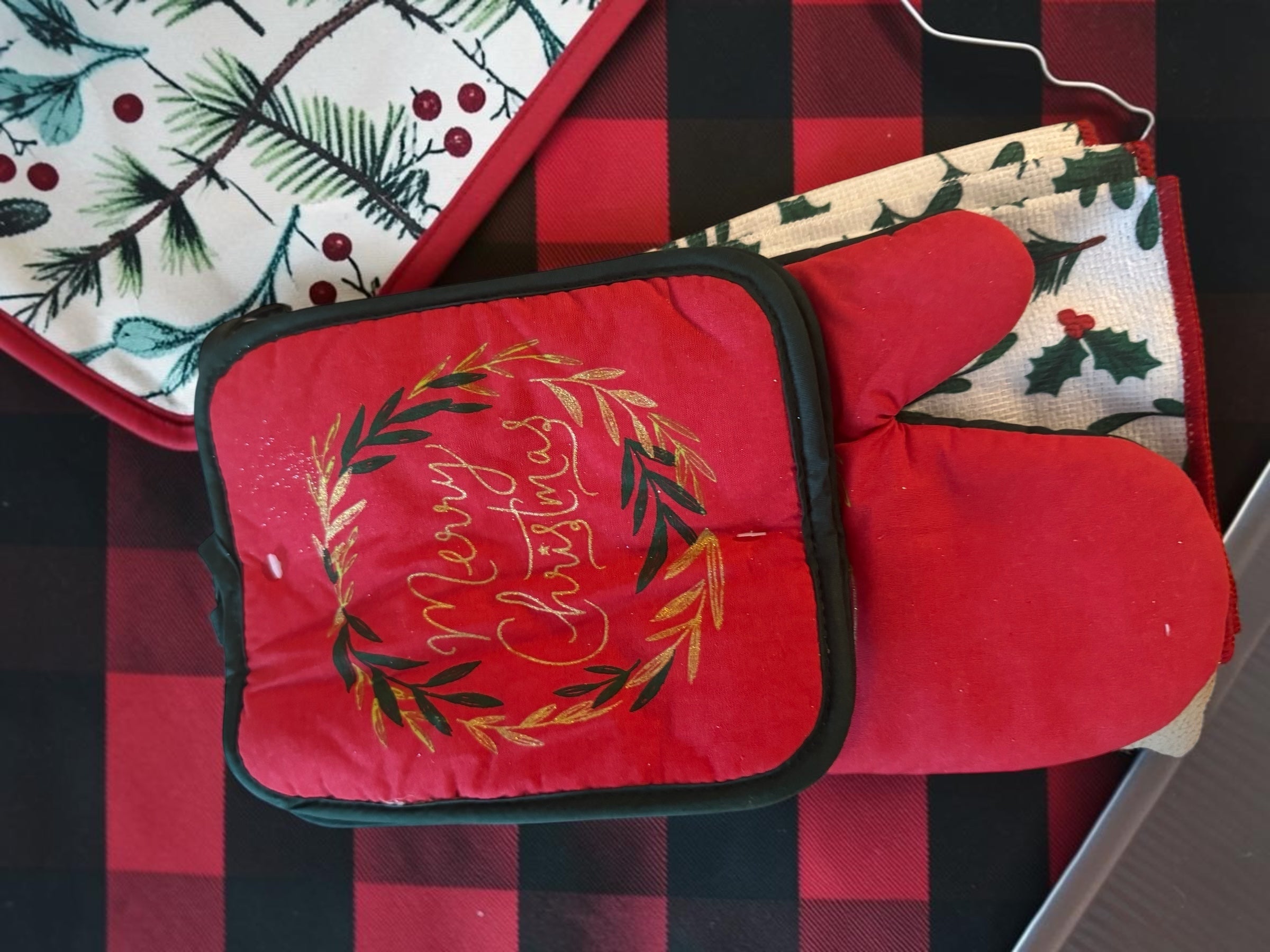Holiday Kitchen Oven Mitt and Dish Towel Set