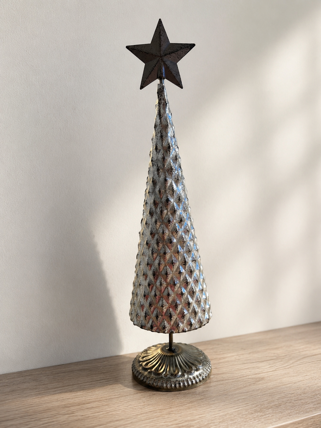 Rustic Distressed Metal Christmas Tree with Star Topper – Tabletop Holiday Décor